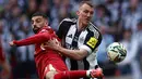 Berlaga di partai final Piala Liga Inggris atau Carabao Cup 2025, Liverpool dan Newcastle United sama-sama bermain agresif. (HENRY NICHOLLS/AFP)