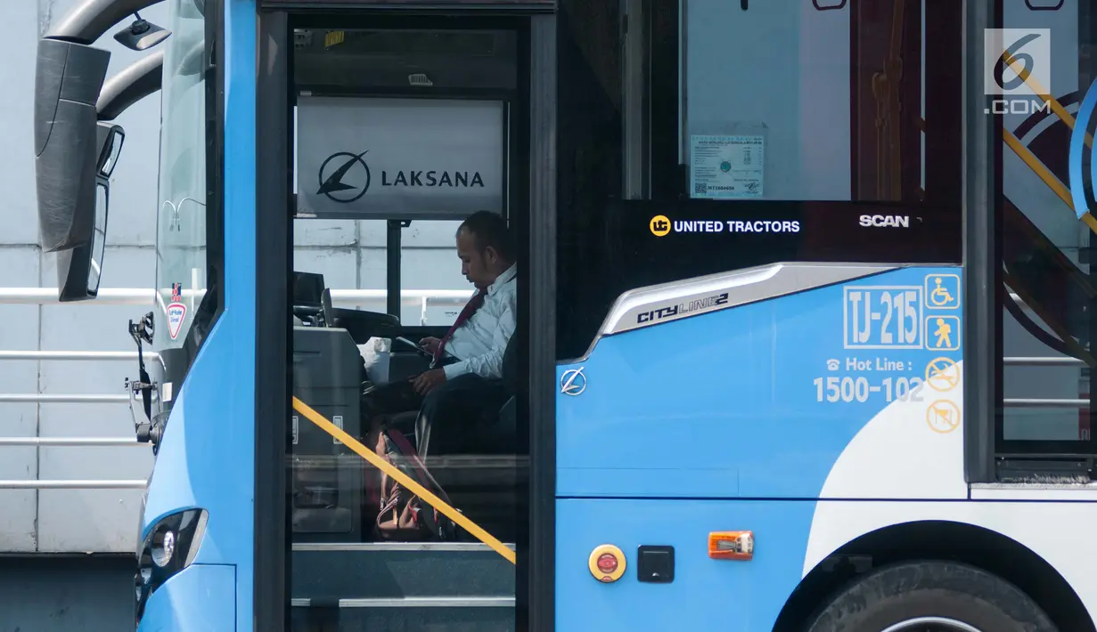Supir Transjakarta saat mogok kerja mengantarkan penumpang di Halte Harmoni, Jakarta (12/6). Para supir menuntut penghapusan kontrak yang bertahun-tahun serta meminta pengangkatan karyawan tetap. (Liputan6.com/Gempur M Surya)