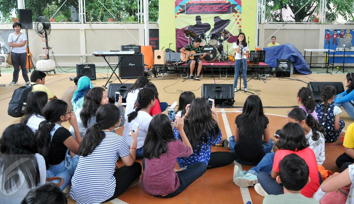 Selain permainan games, acara tahunan Sekolah Cikal Menengah Amri juga megelar pentas seni untuk anak-anak, Jakarta, Jumat (18/12). Acara tahunan kali ini bertajuk 'Cikal Carnival Heroes'. (Liputan6.com/Yoppy Renato)