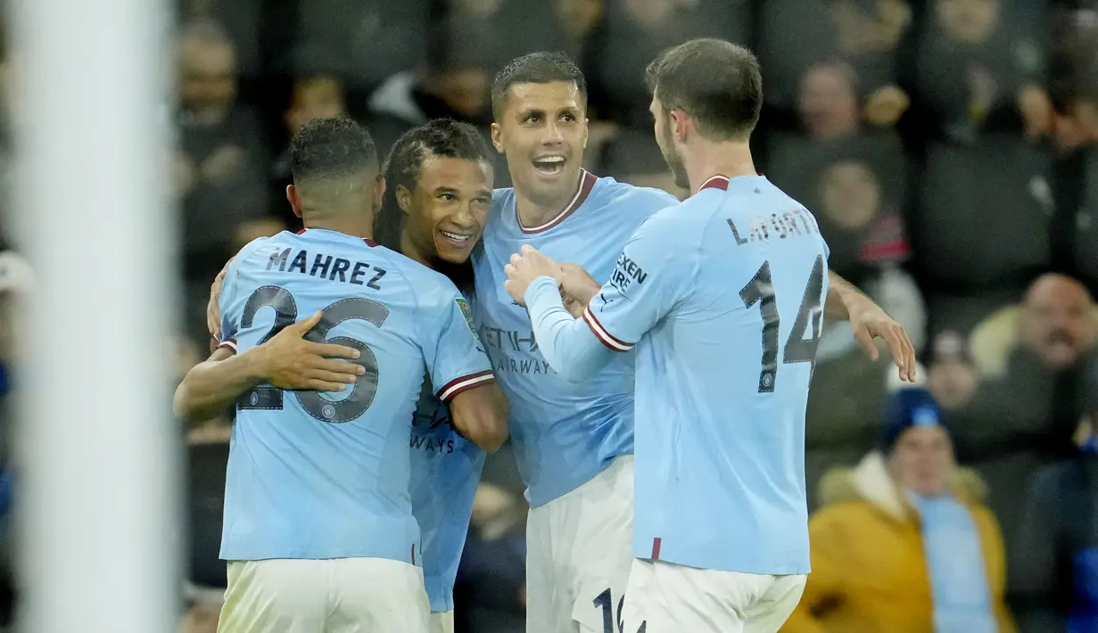Berkat hasil ini, Manchester City pun berhak melaju ke babak perempat final. Sementara itu, Liverpool yang berstatus juara bertahan harus tersingkir. (AP Photo/Jon Super)
