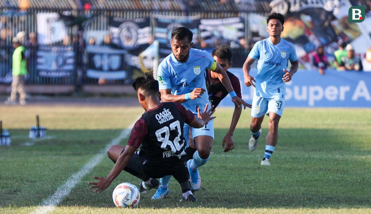 Pemain Persela Lamongan, Zulham Zamrun (tengah), berhasil melewati hadangan pemain Persijap Jepara dalam pertandingan Pegadaian Liga 2 2023/2024 yang berlangsung di Stadion Surajaya, Lamongan, Minggu (10/9/2023) sore WIB. (Bola.com/Abdul Aziz)
