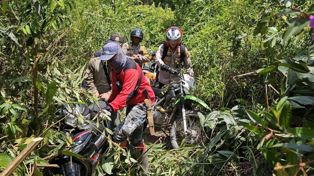 Misi Personel Polri Tembus Hutan Belantara Menuju Dusun Terpencil di Pelalawan