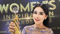 Bebizie saat jadi pemenang kategori Woman in Advocation dalam Women’s Inspiration Awards 2025. (IST/Via Hernowo Anggie)