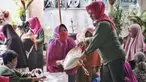 Warga menerima sambako Bantuan Pangan Non Tunai (BPNT) di RW 01 Kelurahan Gaga,Larangan, Kota Tangerang, Banten, Rabu (24/2/2021). Bantuan tersebut senilai Rp 200.000 yang dibelanjakan 12 kg beras, 1 kg telur, tempe, sayuran dan buah. (Liputan6.com/Angga Yuniar)