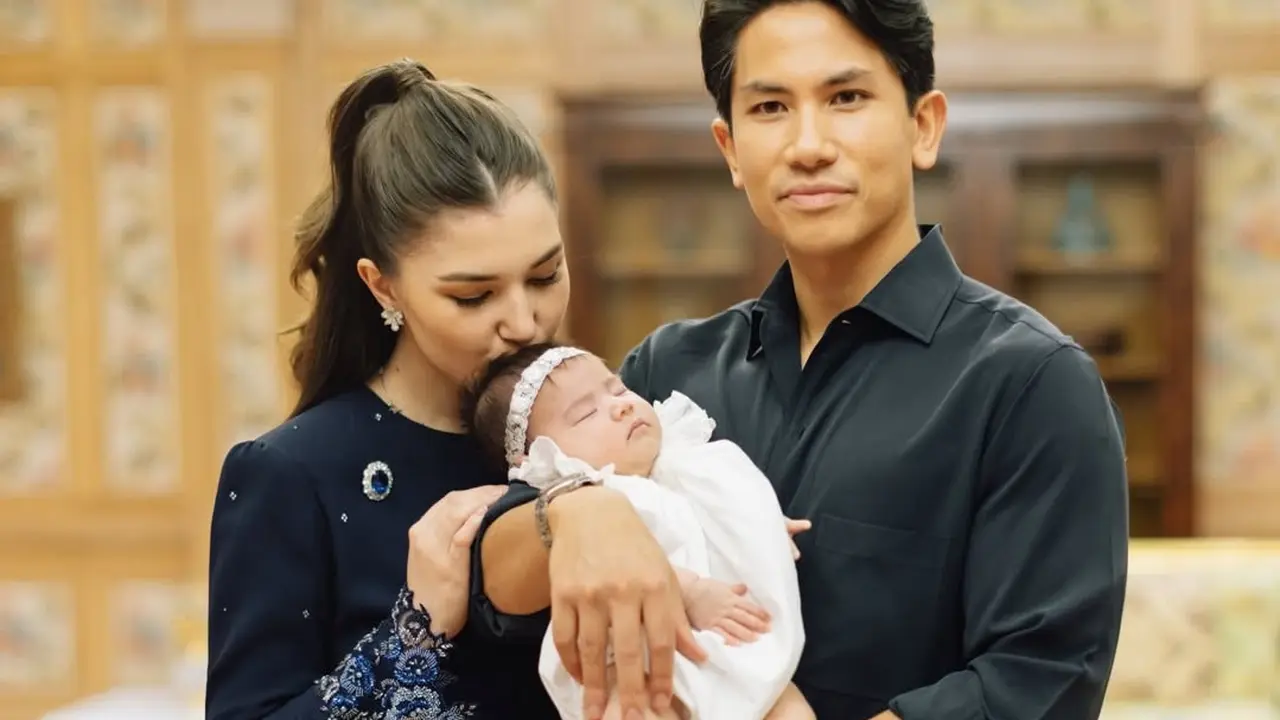 Pesona Young Mom Anisha Rosnah dalam Kebaya Kurung Elegan, Abadikan Momen Mandi Belawat Bersama Buah Hati
