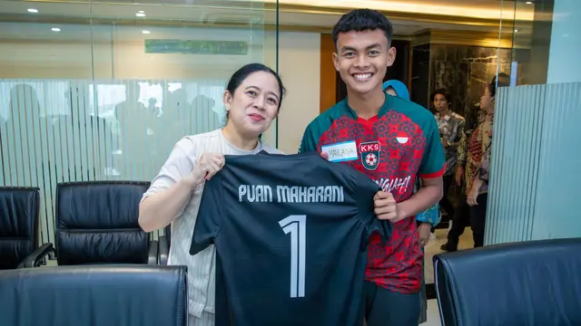 Ketua DPR RI, Puan Maharani saat melepas delapan pesepakbola muda penerima beasiswa Korea–Korea Seleção (KKS).