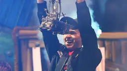 Remaja AS, Kyle Giersdorf alias Bugha merayakan kemenangannya pada turnamen game Piala Dunia Fornite kategori tunggal di Arthur Ashe Stadium, New York, Minggu (28/7/2019). Remaja 16 tahun ini membawa pulang hadiah senilai 3 juta dollar AS atau setara Rp 42 miliar. (Mike Stobe/Getty Images/AFP)