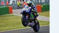 Walau hanya finis kelima, Valentino Rossi berhasil memperlebar selisih poin dengan Jorge Lorenzo yang gagal finis di Sirkuit Misano, Minggu (13/9/2015). (AFP Photo/Vincenzo Pinto)