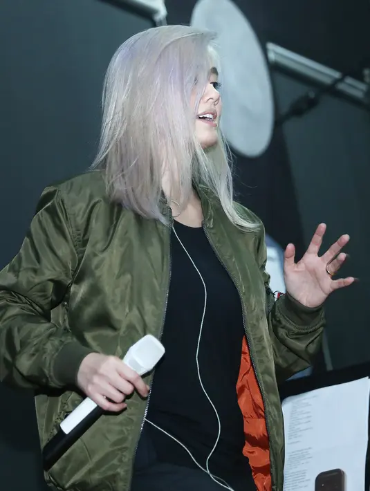 Suguhan berbeda diberikan SCTV pada penyanyi dan pemeran ini. Perjalanan karier saat menjalani debutnya sebagai penyanyi cilik hingga sukses sekarang. Tentu dengan konsep panggung yang berbeda dan menarik. (Galih W. Satria/Bintang.com)