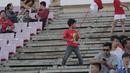 Antusias yang tinggi dari para pendukung Indonesia pada laga pertama piala AFF U-22 yang berlangsung di Stadion Nasional, Phom Penh, Kamboja, (Senin/18/2). Timnas Indonesia bermain imbang 1-1 kontra Myanmar. (Bola.com/Zulfirdaus Harahap)