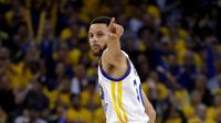 Stephen Curry membawa Golden State Warriors mengalahkan San Antonio Spurs sehingga memimpin 2-0 pada final Wilayah Barat, Selasa (16/5/2017) waktu setempat. (AP Photo/Marcio Jose Sanchez)