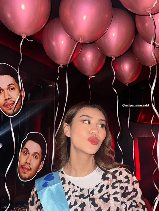 Dengan outfit yang sama, Aaliyah Massaid didandani dengan dress animal print tiruan berlogo Chanel [@amelcarla]