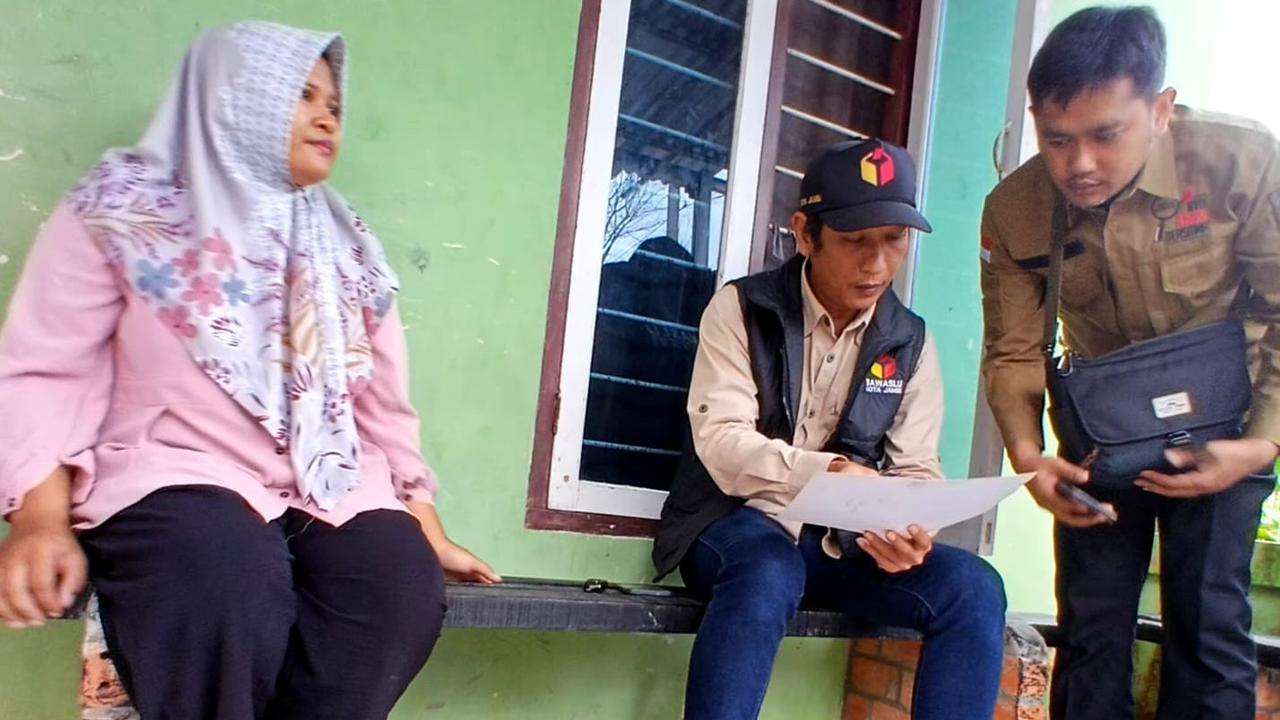 Bawaslu Jambi Jemput Bola Sambangi Rumah Warga, Temukan Pemilih Belum Masuk PDPB
