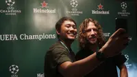 Legenda Barcelona, Carles Puyol, selfie dengan videografer Bola.net, Muhammad Husni, usai interview eksklusif di Jakarta, Senin (11/3). Pesepak bola dengan posisi bek itu datang ke Indonesia untuk UEFA Champions League Trophy Tour. (Bola.com/Vitalis Yogi