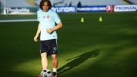 Gelandang Kroasia, Luka Modric melahap sesi latihan di Stade Bollaert Delelis, Lens (24/6/2016). Kubu Kroasia berharap Modric bisa bugar 100 persen saat bersua Portugal, dini hari nanti WIB.  (EPA/Shawn Thew)
