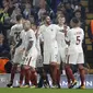 Pemain AS Roma merayakan gol Eden Dzeko ke gawang Chelsea dalam lanjutan Liga Champions di Stamford Bridge, Kamis (19/10/2017) dini hari WIB. Laga berakhir 3-3. (AP Photo/Frank Augstein)