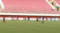 PSN NTT menghadapi Cilegon FC 0-1 dalam pertandingan babak penyisihan Piala Dirgantara di Stadion Maguwoharjo, Sleman, Yogyakarta, Kamis (2/3/2017). (Liputan6.com/Switzy Sabandar)