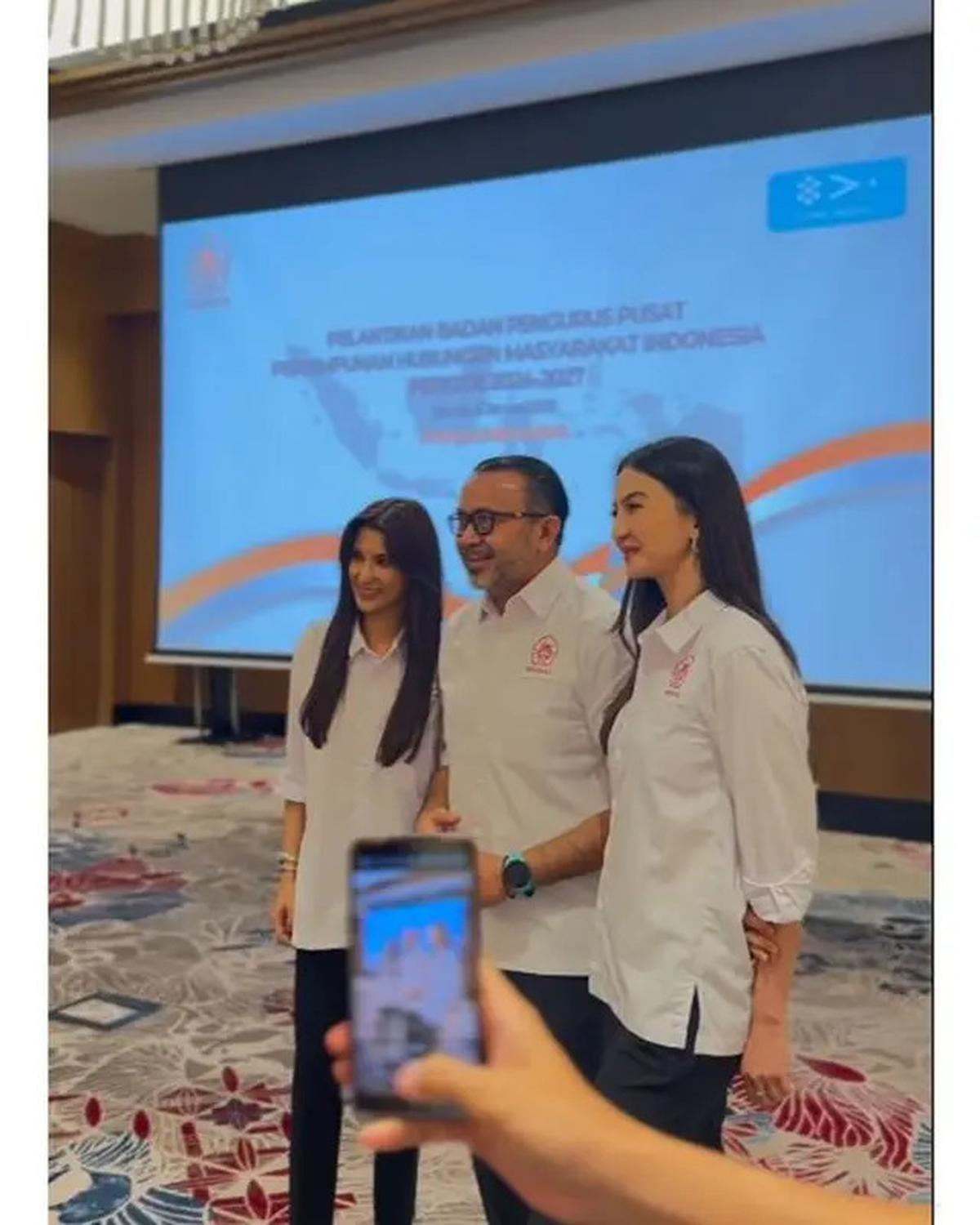 6 Pesona Raline Shah Kenakan Kemeja Putih Saat Dilantik Jadi Stafsus Menteri Komdigi