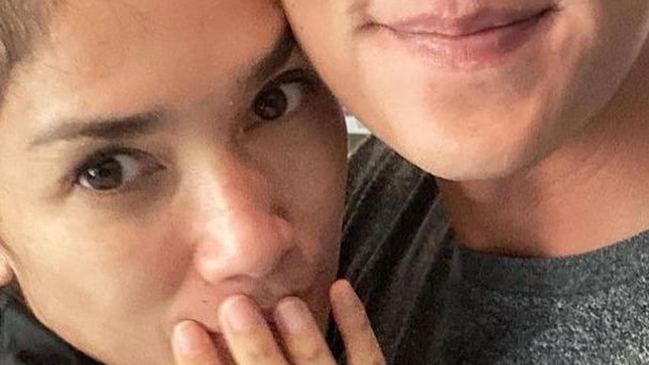 Tak lama, unggahan tersebut langsung dibanjiri komentar selamat dari para penggemar dan rekan artis. Tak sedikit pula yang mendoakan agar Ussy hidup bahagia hingga akhir hayat.