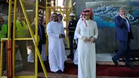 Pangeran Arab Saudi, Alwaleed bin Talal (kedua kanan) saat mengunjungi proyek Menara Jeddah, Laut Merah, Jeddah (11/5). Jeddah Tower yang juga dikenal Kingdom Tower ini disebut-sebut akan menjadi menara tertinggi di dunia. (AFP PHOTO/Amer Hilabi)