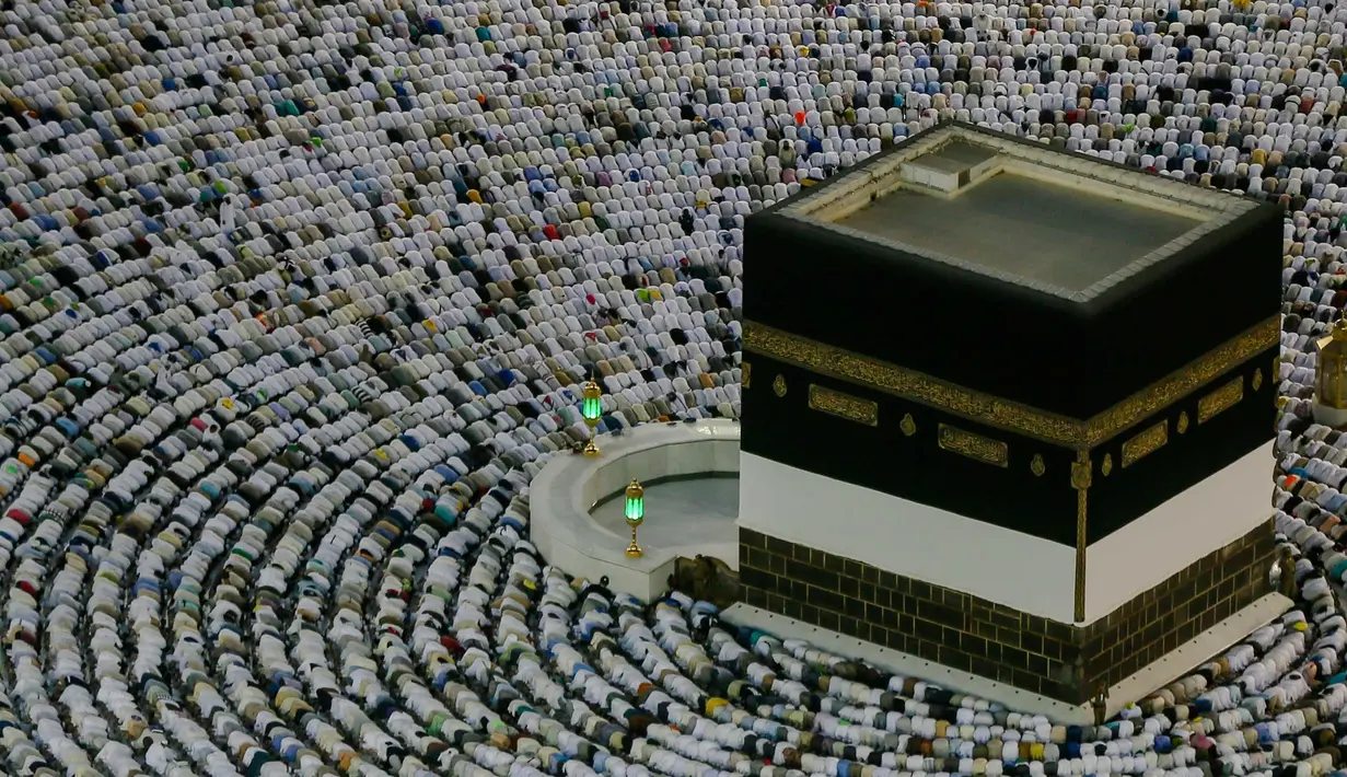 Umat muslim melaksanakan salat berjemaah menghadap bangunan Kakbah di Masjidil Haram, Mekah, Arab Saudi, Jumat (17/8). (AP Photo/ Dar Yasin)