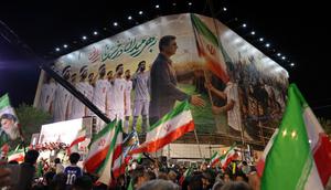 Orang-orang berkumpul untuk menghadiri upacara perpisahan Timnas Iran menjelang keberangkatan mereka ke Piala Dunia 2026, di Teheran pada 13 Mei 2026. Presiden Federasi Sepak Bola Iran mengatakan pada akhir 9 Mei bahwa jika Iran mundur dari Piala Dunia, itu akan menghilangkan "aset diplomatik utama" negara tersebut. FIFA telah bersikeras selama berminggu-minggu bahwa Iran akan berpartisipasi. Iran, yang akan bermarkas di Tucson, Arizona, selama Piala Dunia, menghadapi Selandia Baru, Belgia, dan Mesir di Grup G. Iran akan memulai kampanye Piala Dunia mereka melawan Selandia Baru di Los Angeles pada 15 Juni. (ATTA KENARE/AFP)