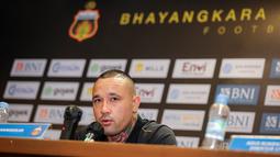 Pemain Belgia berdarah Indonesia, Radja Nainggolan memberikan keterangan saat dikenalkan sebagai rekrutan baru Bhayangkara FC di ruang konferensi pers Stadion Utama Gelora Bung Karno (SUGBK), Senayan, Jakarta, Senin (04/12/2023). (Bola.com/Bagaskara Lauardi)
