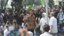 Jokowi bersama istri, Iriana menggunakan hak suaranya di TPS 18 Kecamatan Menteng, Jakarta, Rabu (9/7/14). (Liputan6.com/Herman Zakharia)