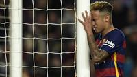 Penyerang Barcelona, Neymar, tampak kecewa usai takluk dari Valencia pada laga La Liga Spanyol di Stadion Camp Nou, Barcelona, Minggu (17/4/2016). Barca kini harus kembali fokus menghadapi lima laga sisa pada musim ini. (AFP/Lluis Gene)