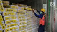 Petugas merapikan daging kerbau impor di Terminal Petikemas Tanjung Priok, Jakarta, Kamis (14/4/2022). Adapun kontrak impor daging kerbau tahap pertama sebanyak 20ribu ton sudah terealisasi pada akhir Maret dan pada tahap kedua diperkirakan akan tiba sebanyak 36ribu ton. (Liputan6.com/Faizal Fanani)