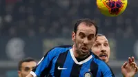 Bek veteran Inter Milan, Diego Godin berebut bola dengan striker AC Milan, Zlatan Ibrahimovic, pada laga pekan ke-23 Serie A di Giuseppe Meazza, Minggu (9/2/2020). Sempat tertinggal, Inter Milan sukses mengemas kemenangan 4-2 dari rival sekota AC Milan. (AP/Antonio Calanni)
