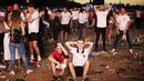Sejumlah fans tampak kecewa saat timnas Inggris gagal melaju ke final Piala Dunia di Hyde Park, london, Rabu (11/7/2018). Kroasia menang 2-1 atas Inggris. (AP/Matt Dunham)