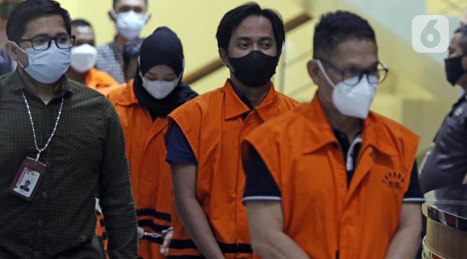 Bupati Penajam Paser Utara Kalimantan Timur, Abdul Gafur Mas’ud (tengah) jelang rilis penahanan tersangka di Gedung KPK, Jakarta, Kamis (13/1/2022). Abdul Gafur Mas’ud ditetapkan sebagai tersangka terkait kasus dugaan suap pengadaan barang dan jasa serta perijinan. (Liputan6.com/Helmi Fithriansyah)