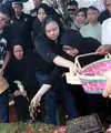 Komedian Eko DJ telah hembuskan nafas terakhir pada Senin (27/3/2017) malam di kediamannya. Dan pada Selasa (28/3/2017) siang hari, jenazah dimakamkan di TPU Pondok Kelapa, Jakarta Timur. (Deki Prayoga/Bintang.com)