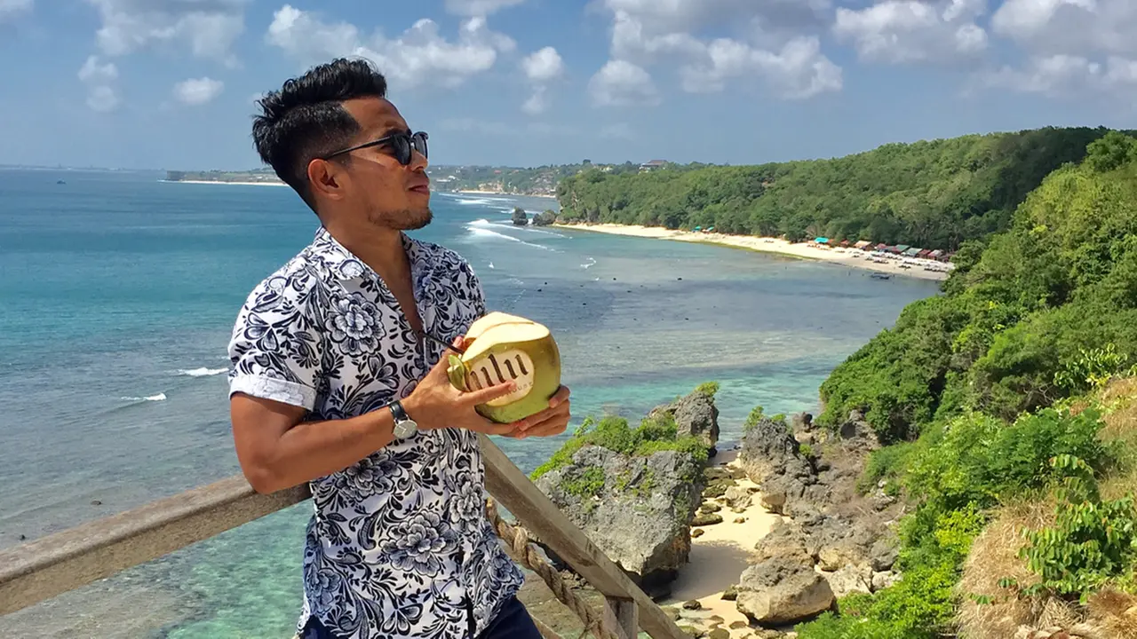 Gaya Santai Pemain Sepak Bola Andik Vermansah Saat Liburan