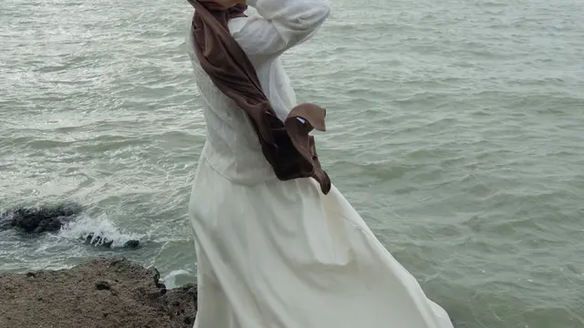 Gaya Dinda Hauw Rayakan Ulang Tahun ke-29 di Pinggir Pantai, Anggun dengan Outfit Bernuansa Ivoryfim