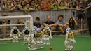Sejumlah Robot melakukan pertandingan sepak bola di ajang RoboCup 2015 yang digelar di Hefei, provinsi Anhui, Cina (22/7/2015). RoboCup merupakan kompetisi tahunan yang diusulkan pada 1995 dan didirikan pada 1997. (AFP/Stringer)
