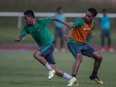 Pemain Timnas Indonesia U-22. Evan Dimas, berhasil melewati Ezra Walian saat latihan di Stadion UKM, Selangor, Senin (14/8/2017). Ini merupakan latihan terakhir jelang laga SEA Games melawan Thailand. (Bola.com/Vitalis Yogi Trisna)