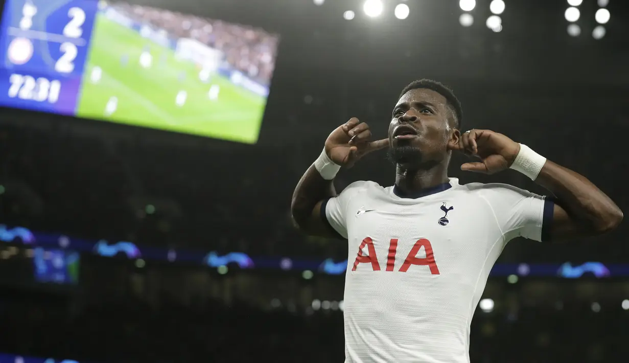 Serge Aurier. Bek kanan berusia 28 tahun ini hijrah ke Tottenham Hotspur pada awal musim 2017/2018 akibat kalah bersaing. Total 3 musim bersama PSG, ia tampil dalam 81 laga dengan mencetak 4 gol. Di Tottenham ia menjadi pilihan utama di posisi bek kanan hingga kini. (Foto: AP/Matt Dunham)