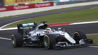  Lewis Hamilton, merebut pole position F1 GP Malaysia setelah mengukir waktu tercepat pada kualifikasi di Sirkuit Sepang, Sabtu (1/10/2016).(AP Photo/Eric To)