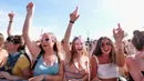 Sejumlah wanita berjoget menikmati musik selama Coachella Music & Arts Festival 2019 di Indio, California (14/4). Festival Coachella ini sudah ada sejak tahun 1999. (AFP Photo/Frazer Harrison)