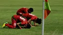 Tradisi sujud syukur juga diperlihatkan para pemain Timnas U-23 pasca berhasil menjebol gawang Timnas Dominika, laga berakhir imbang 1-1, Kamis (15/5/14). (Liputan6.com/Andrian M Tunay)