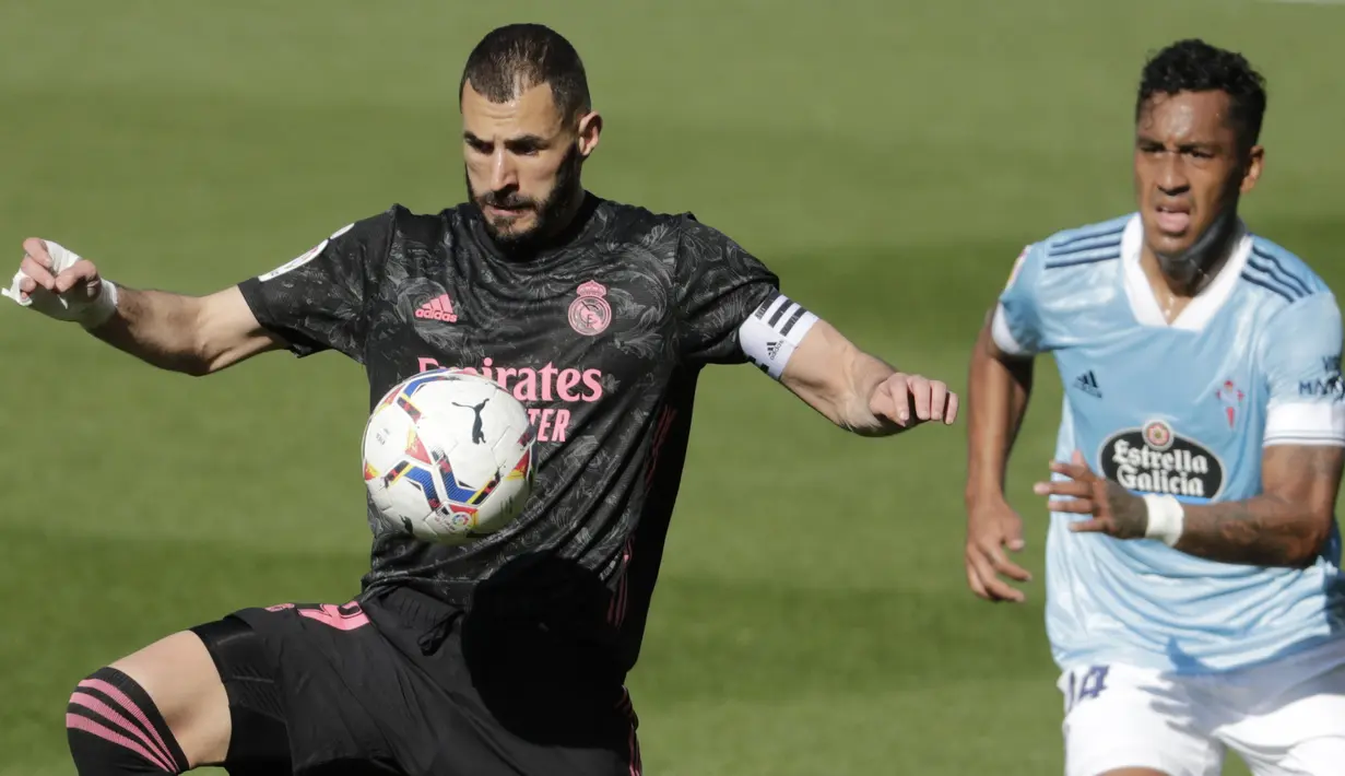 Penyerang Real Madrid, Karim Benzema mengontrol bola di depan gelandang Celta Vigo, Renato Tapia pada lanjutan Liga Spanyol 2020/2021 di Balaidos, Sabtu (20/3/2021). Karim Benzema jadi bintang saat Real Madrid melibas Celta Vigo 3-1. (AP Photo/Lalo R.Villar)