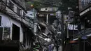Tempat tinggal yang rusak terlihat setelah tanah longsor di Petropolis, Brasil, Rabu (16/2/2022). Pihak berwenang melaporkan, Hujan yang sangat deras memicu tanah longsor dan banjir di wilayah pegunungan di negara bagian Rio de Janeiro, menewaskan banyak orang. (AP Photo/Silvia Izquierdo)