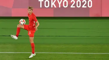 Gelandang Kanada Quinn melakukan pemanasan sebelum laga sepak bola terakhir putri Olimpiade Tokyo 2020 melawan Swedia di Stadion Internasional Yokohama di Yokohama pada 6 Agustus 2021. Quinn jadi atlet transgender pertama yang memenangkan medali Olimpiade. (TIZIANA FABI/AFP)