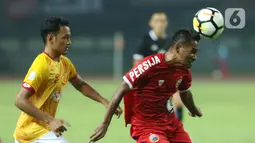 Pemain Persija Ramdani Lestaluhu (kanan) berebut bola dengan pemain Barito Putera Paolo Sitanggang saat laga uji coba di Stadion Bea Cukai, Jakarta, Selasa (5/4/2016). Ramdani mengawali karier profesional bersama Persija saat berusia 15 tahun sembilan bulan. (Liputan6.com/Helmi Fithriansyah)