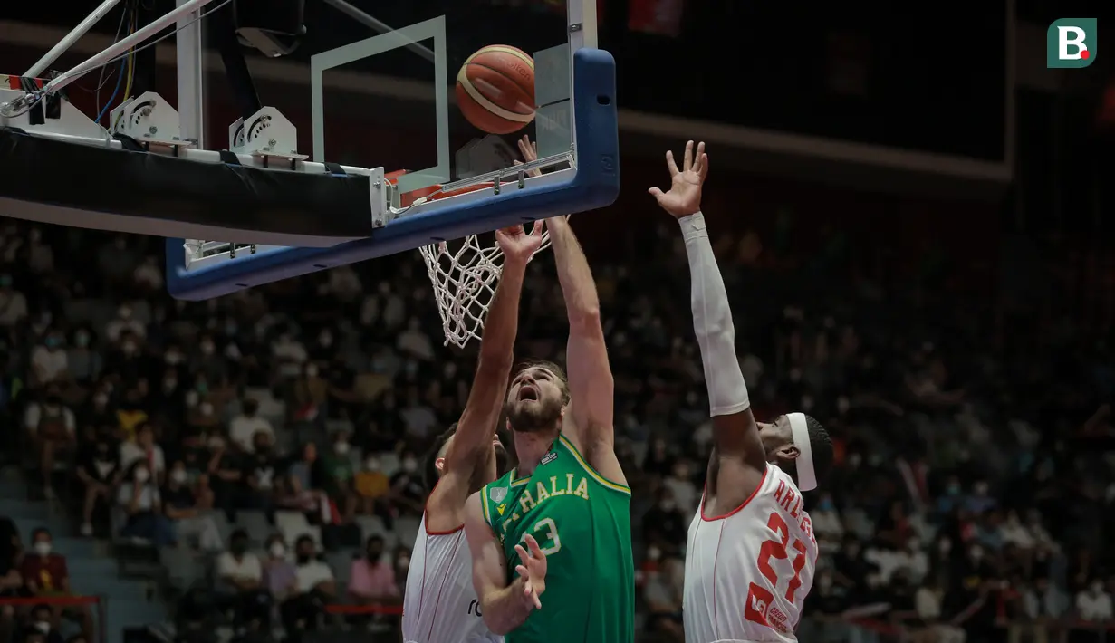Pemain Timnas Basket Australia, Samson James Froling (tengah) berusaha mencetak poin saat laga final FIBA Asia Cup 2022 antara Timnas Basket Lebanon melawan Timnas Basket Australia di Istora Senayan, Jakarta, Minggu (24/7/2022). Australia menang atas Lebanon 75-73. (Bola.com/Bagaskara Lazuardi)