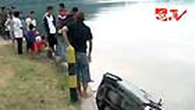 Sopir Mengantuk, Minibus Terjun ke Laut
