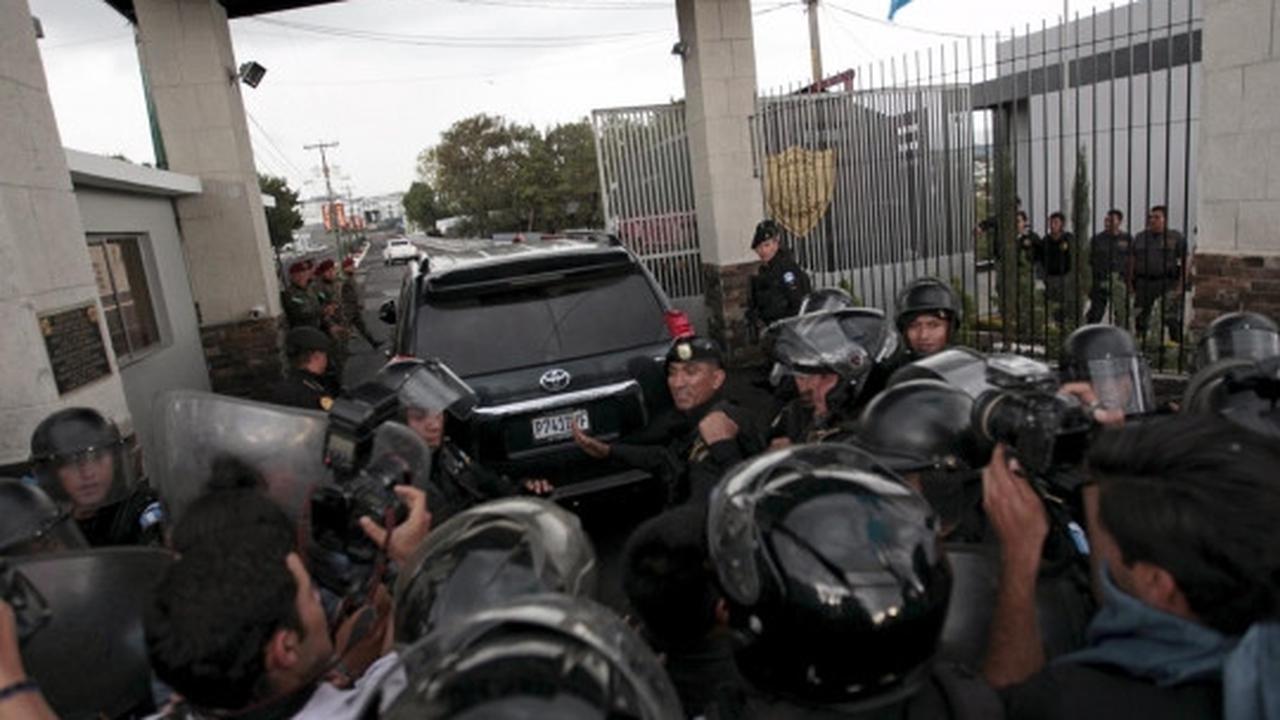 Terbukti korupsi, warga Guatemala hadang mobil Presiden Molina