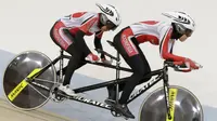 Pesepeda Indonesia, Ni'mal Magfiroh dan Sri Sugiyanti, memacu kecepatan pada nomor 3000 meter persuit individu B saat Asian Track Championship 2019 di Veledrome, Jakarta, Jumat (11/1). Pasangan ini berhasil meraih perak. (Bola.com/Yoppy Renato)